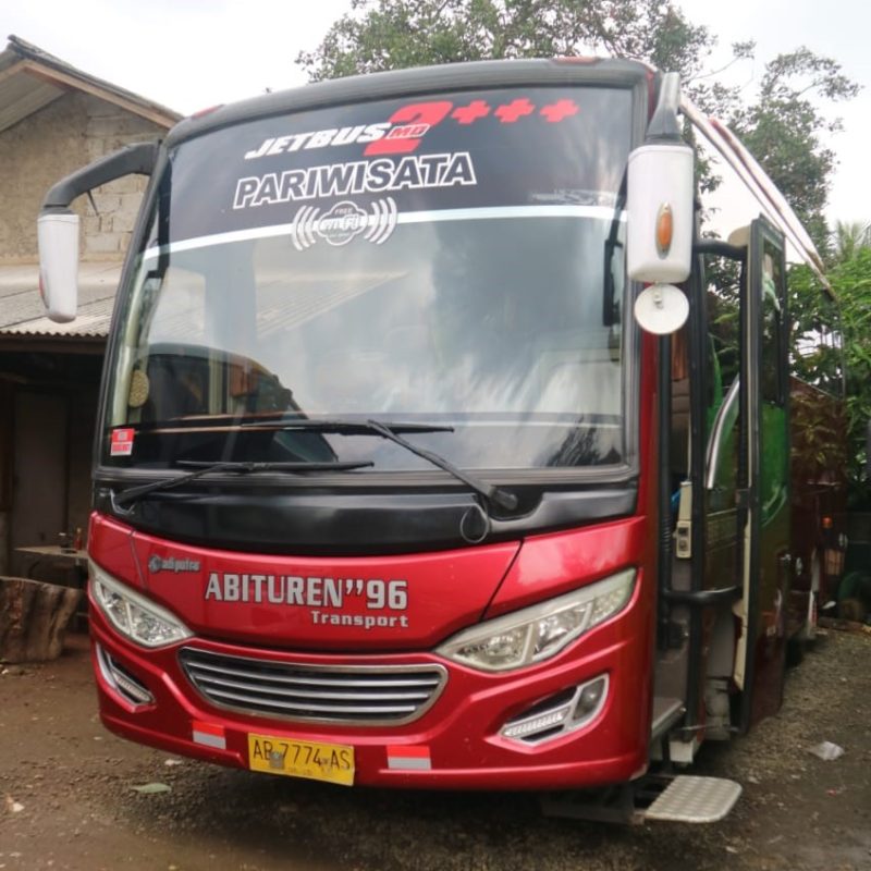 Medium Bus Pariwisata Abituren