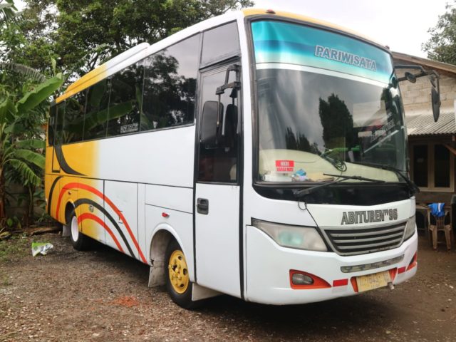 Medium Bus Pariwisata Abituren