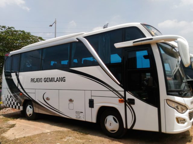 Bus Pariwisata Rejeki Gemilang