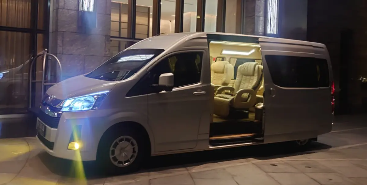 sewa-hiace-premio-pancoran-cocok-untuk-wisata-acara-dan-perjalanan-bisnis sewa hiace premio pancoran